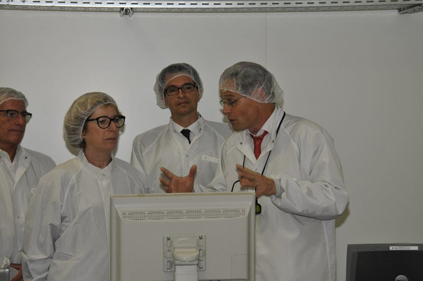 Semiconductor fabrication cleanroom with chip manufacturing equipment